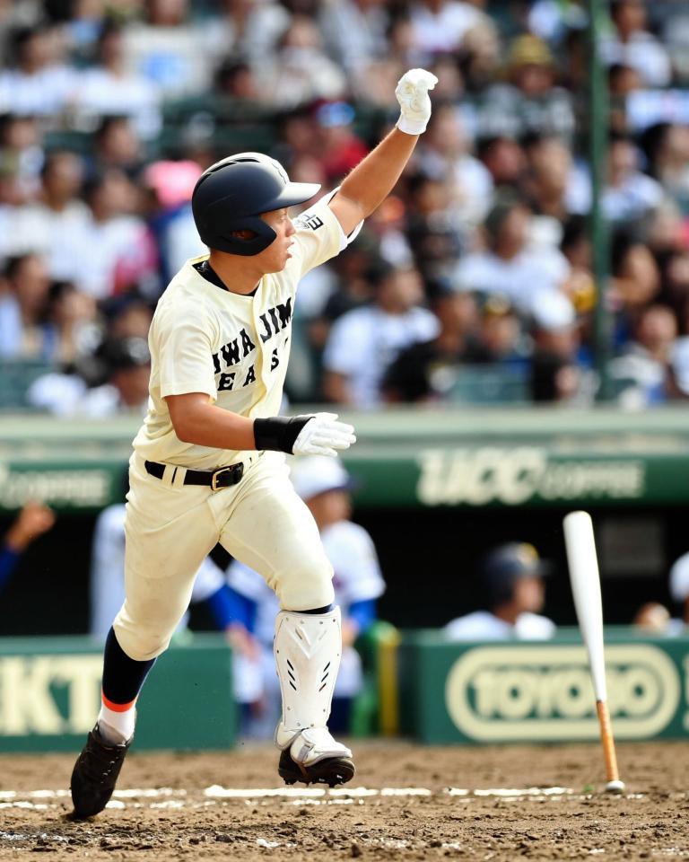 ５回宇和島東無死、左中間に会心の本塁打を放つ宇和島東・兵頭＝甲子園（撮影・高石航平）