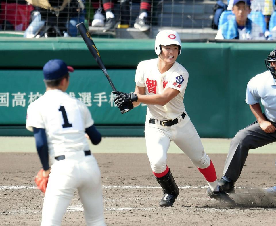 ６回智弁学園２死満塁、逆転となる２点適時二塁打を放つ智弁学園・前川＝甲子園（撮影・中田匡峻）