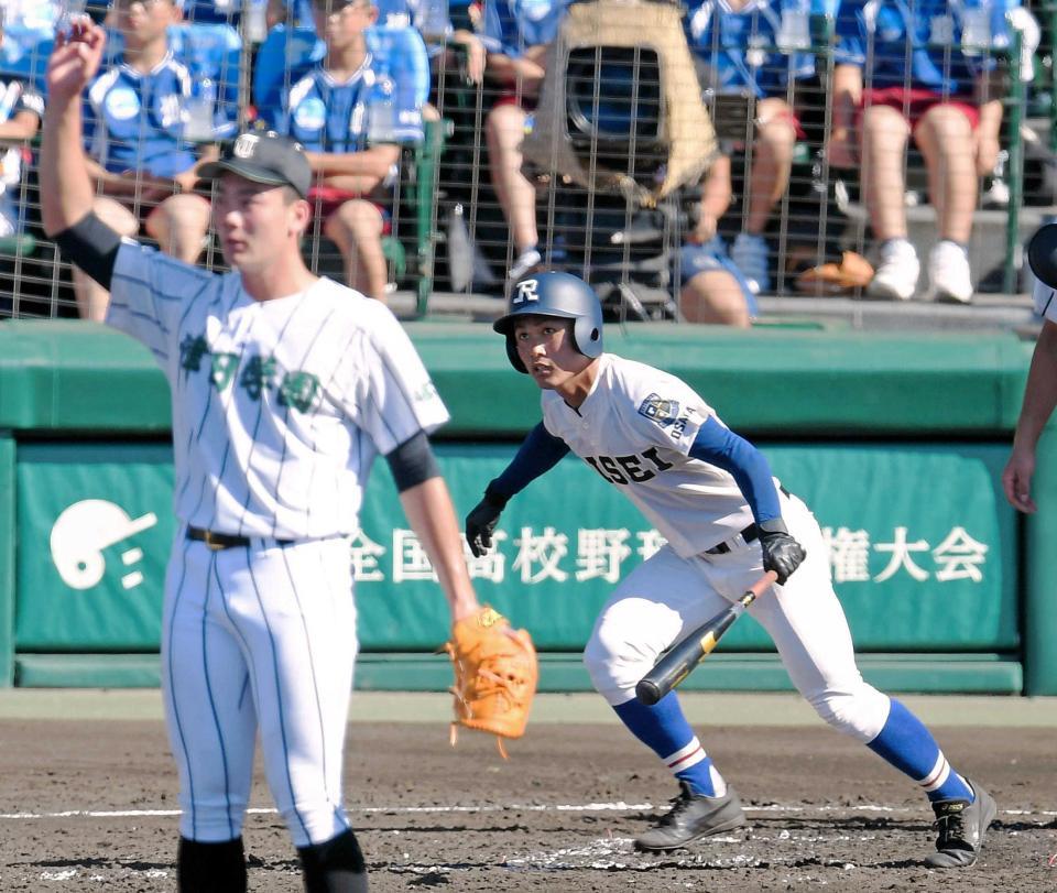 　３回、津田学園・前（左）から２点適時三塁打を放つ履正社・野上