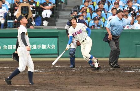 １１日の明石商戦の７回、花咲徳栄・菅原は左越えに同点本塁打を放つ