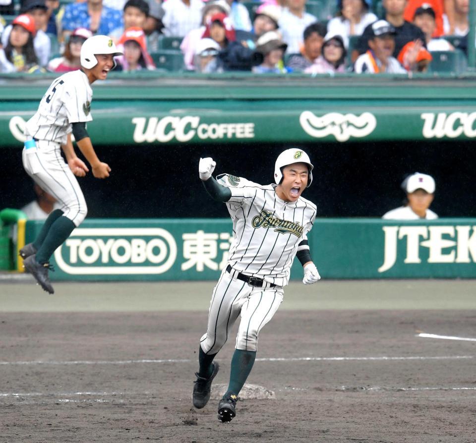 　９回、ソロを放ちガッツポーズする鶴岡東・丸山（撮影・中田匡峻）
