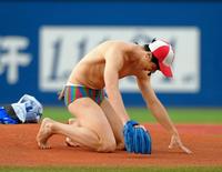 　セレモニアルピッチは暴投に終わり思わず、へたり込む小島よしお（撮影・堀内翔）