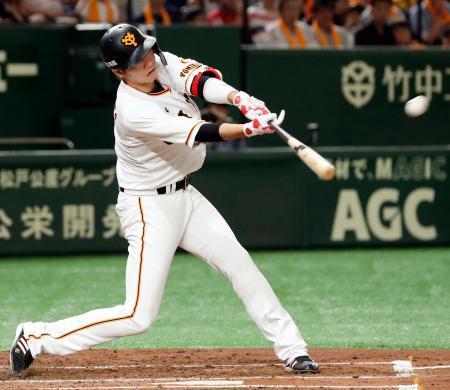 　１回巨人１死、坂本勇が左中間に先制本塁打を放つ＝東京ドーム