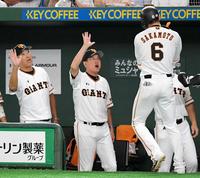 １回、先制ソロを放った巨人・坂本勇人（６）を迎える巨人・原辰徳監督（中央）＝東京ドーム（撮影・高部洋祐）