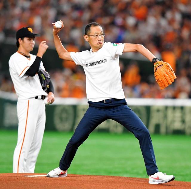 巨人始球式に山中伸弥所長 夢みたいだった 原監督とも握手 野球 デイリースポーツ Online
