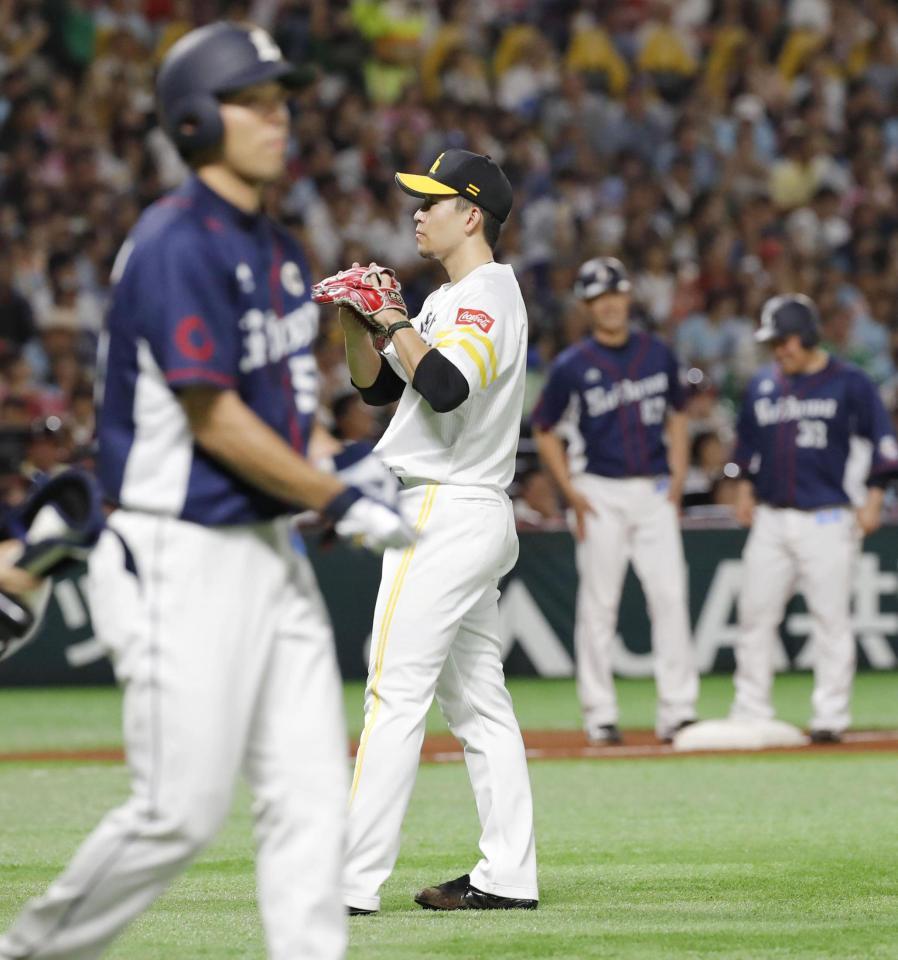 　２回、秋山（手前）に押し出しの死球を与えたソフトバンク・千賀