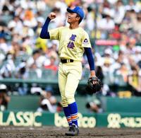 ７回、増田から空振り三振を奪いガッツポーズする星稜・奥川＝甲子園（撮影・高石航平）