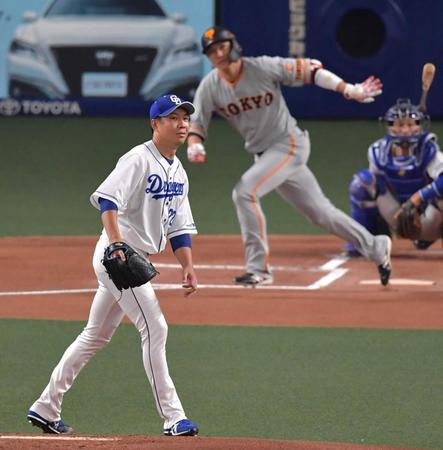 　１回、坂本勇（奥）に左中間二塁打を打たれる大野雄