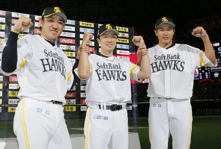 　オリックスに勝利し、お立ち台でポーズをとる（左から）内川、和田、柳田