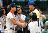 　表彰式後、マウンド上で握手する星稜・奥川（中央右）と履正社・清水（撮影・吉澤敬太）