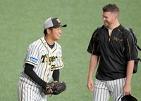 　試合前、ジョンソン（右）と談笑する高橋遥（撮影・高部洋祐）