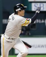 　５回、内川が中越えに２点二塁打を放つ