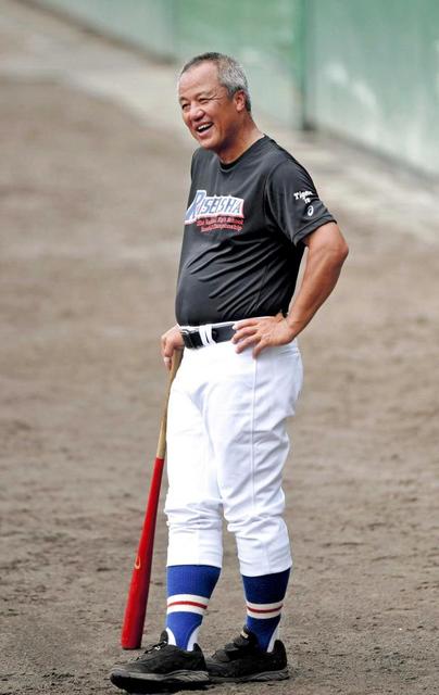 履正社・岡田監督「点を先に」OB阪神・坂本から贈られたTシャツ着て