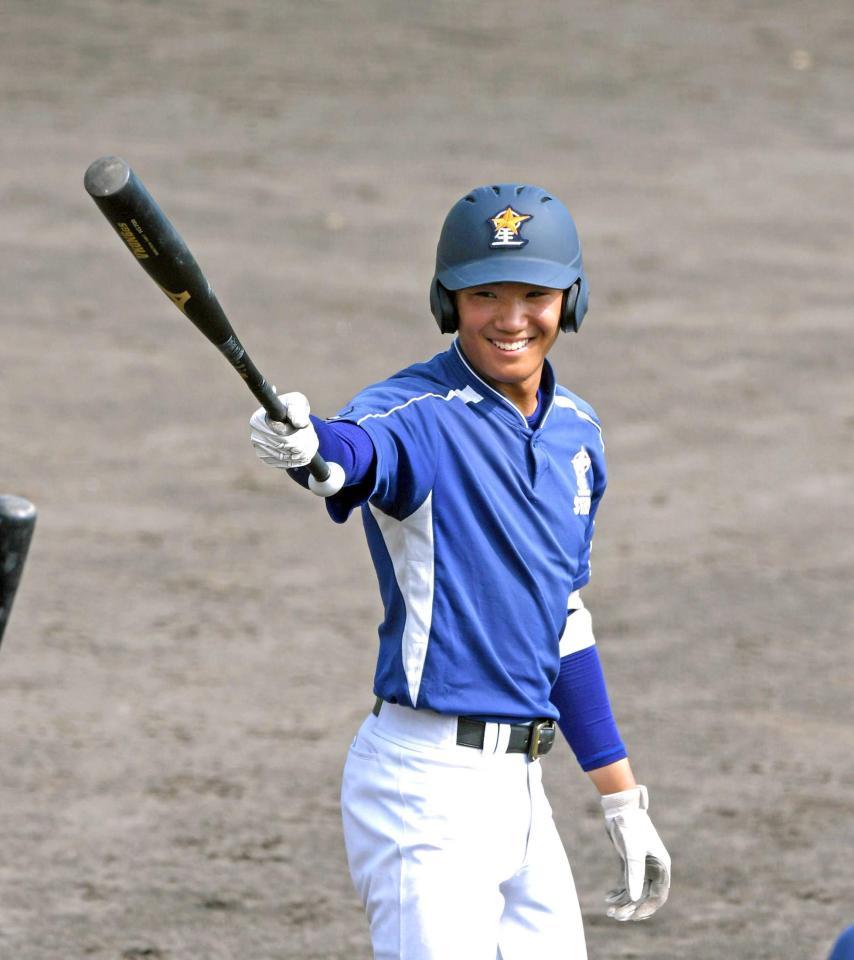 　バットを手に笑顔を見せる星稜・奥川（撮影・山口登）