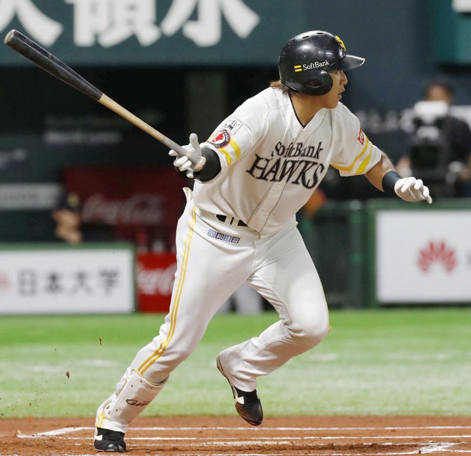 　１回ソフトバンク１死、柳田が左前打を放つ＝ヤフオクドーム