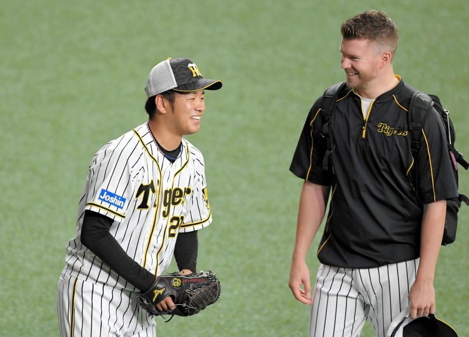 　試合前、ジョンソン（右）と談笑する高橋遥（撮影・高部洋祐）