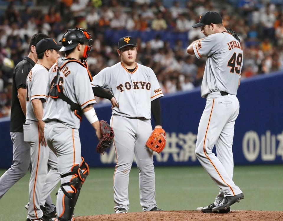 　４回、追加点を許したヤングマン（右端）のもとに集まる巨人ナイン