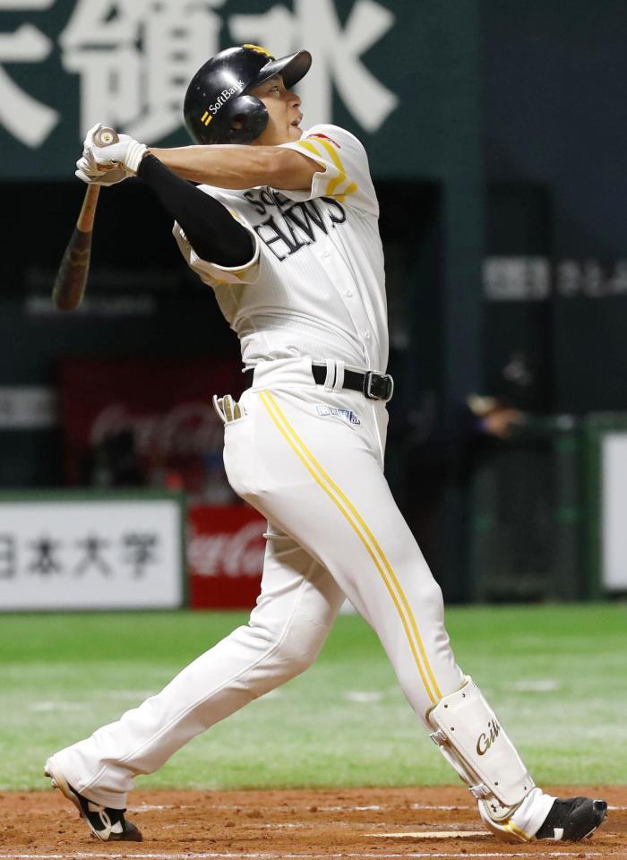 　７回、柳田が左越えに本塁打を放つ