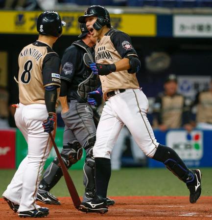 ５回、本塁打を放ち生還する大田（右）＝京セラドーム