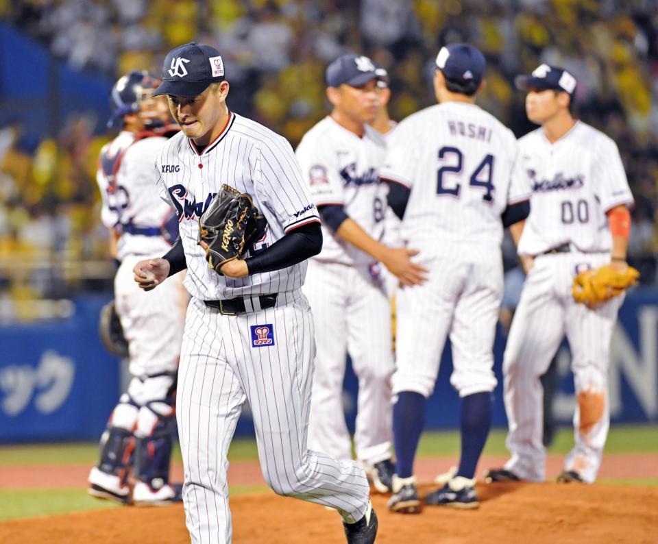 　４回、阪神に勝ち越しを許し、降板する田川（手前）＝撮影・西岡正