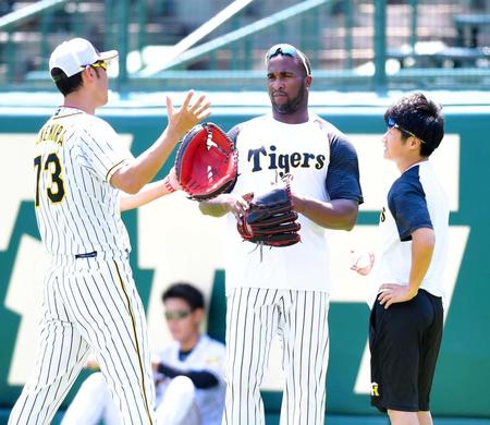 阪神・金村暁コーチ（左）からアドバイスを受ける阪神　オネルキ・ガルシア＝甲子園（撮影・高部洋祐）