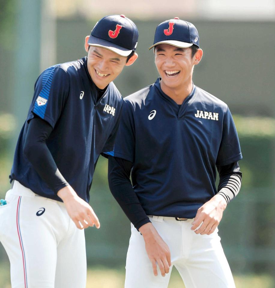 　笑顔を見せるＵ１８日本代表・佐々木（左）と奥川