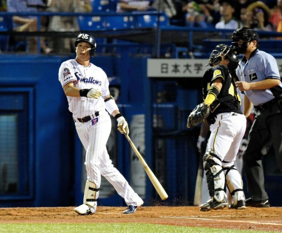 ３回、一飛に倒れたヤクルト・山田哲人＝神宮球場（撮影・棚橋慶太）