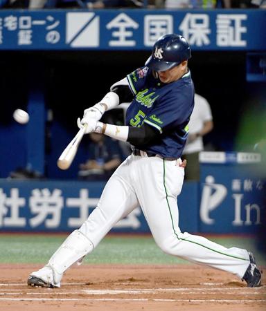 ２回、村上が中越えに３１号ソロ＝横浜スタジアム