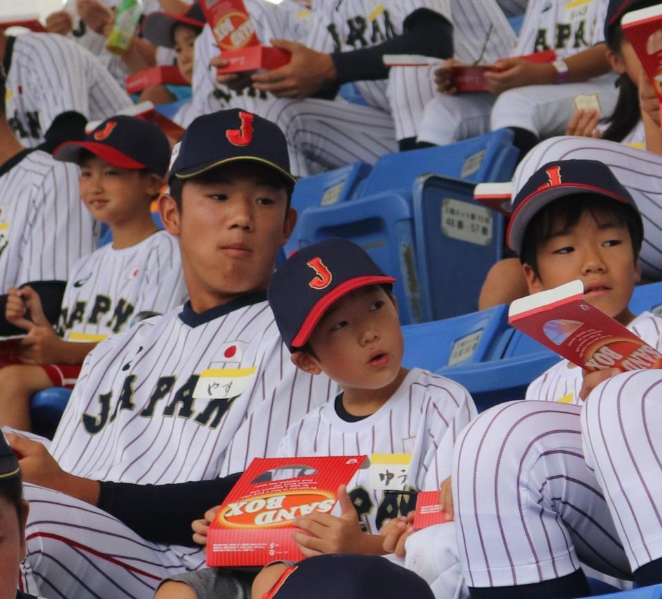 　未来の侍の小学生とサンドイッチを食べる奥川恭伸投手（左）