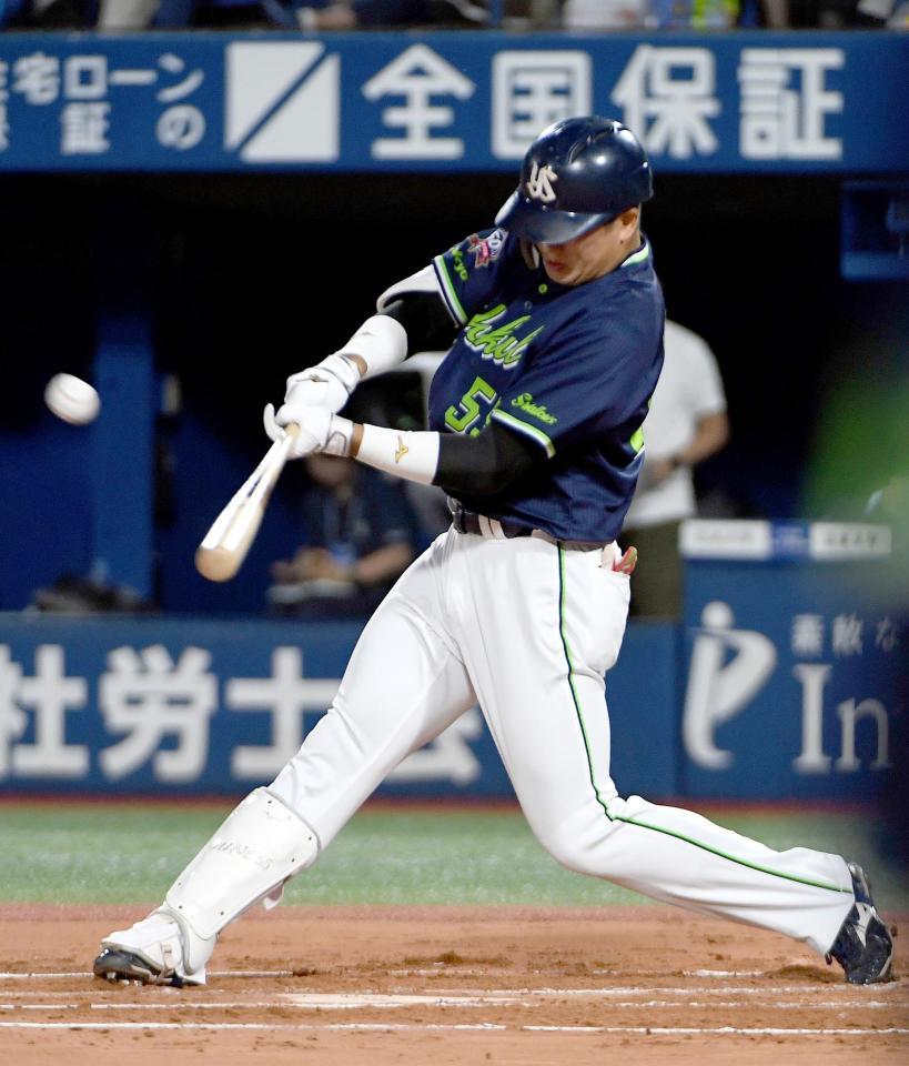 ２回、村上が中越えに３１号ソロ＝横浜スタジアム