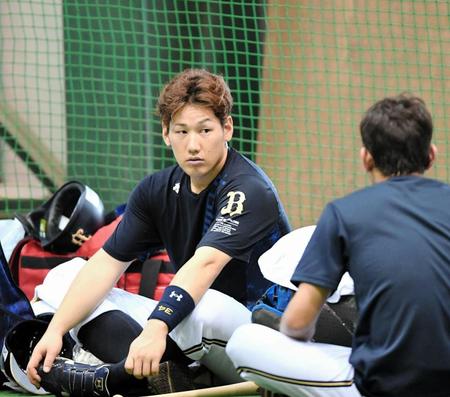 　チームメートと談笑するオリックス・吉田正尚（左）＝立命館大室内練習場