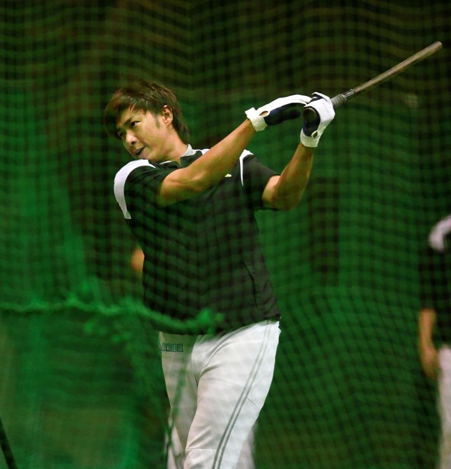 　細いバットを使い右打ちでティーバッティングするソフトバンク・柳田悠岐＝立命館大室内練習場