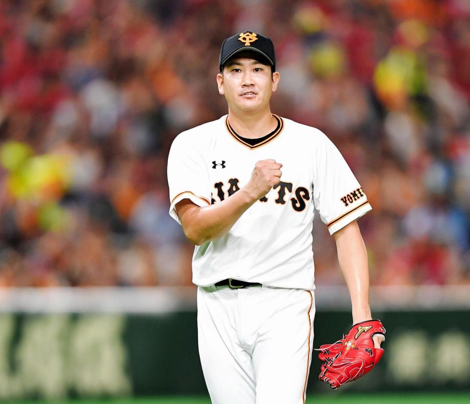 　７回、ピンチを切り抜け、ガッツポーズをする巨人・菅野智之＝東京ドーム