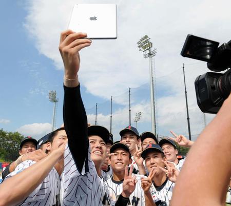 スペインに逆転勝利し、笑顔で写真を撮るＵ１８日本代表ナイン＝韓国（撮影・中田匡峻）