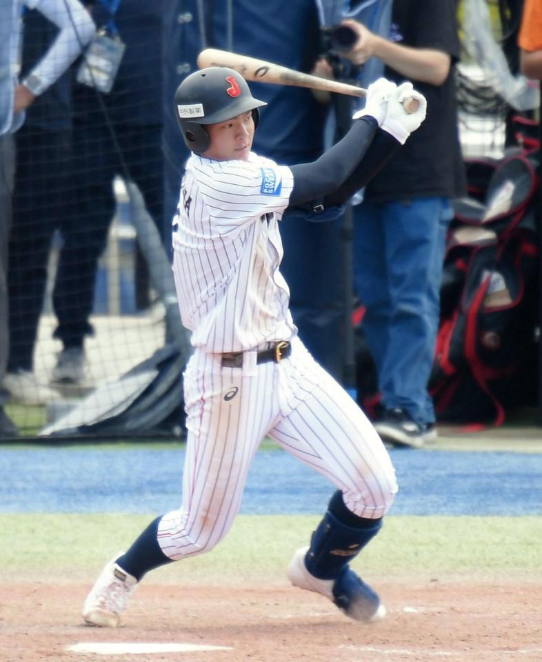 ８回、勝ち越し適時打を放つＵ１８日本代表・石川昂弥（東邦）＝韓国（撮影・中田匡峻）