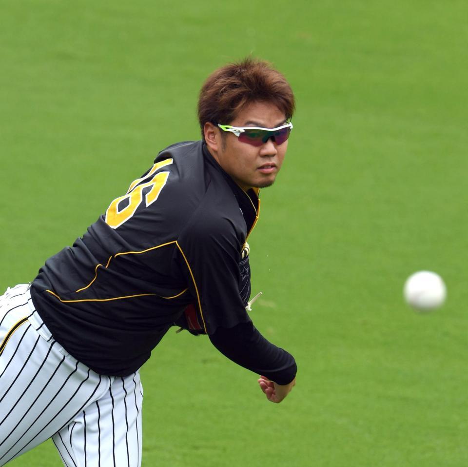 キャッチボールする阪神・西勇輝＝甲子園（撮影・山口登）