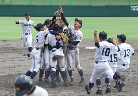 　３年連続１０度目の優勝を果たし歓喜する中京学院大中京ナイン