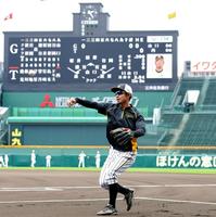 キャッチボールをする阪神・鳥谷敬＝甲子園（撮影・田中太一）