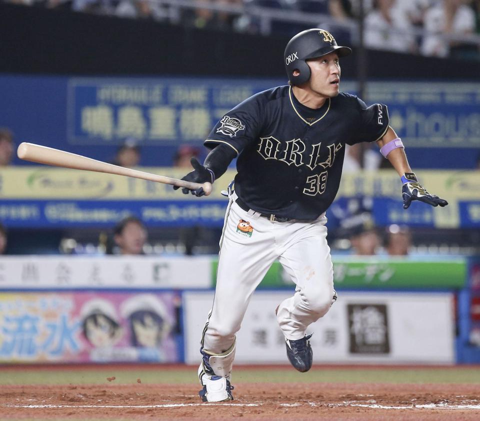 　７回オリックス無死、小島が右越えに本塁打を放つ＝ＺＯＺＯマリン