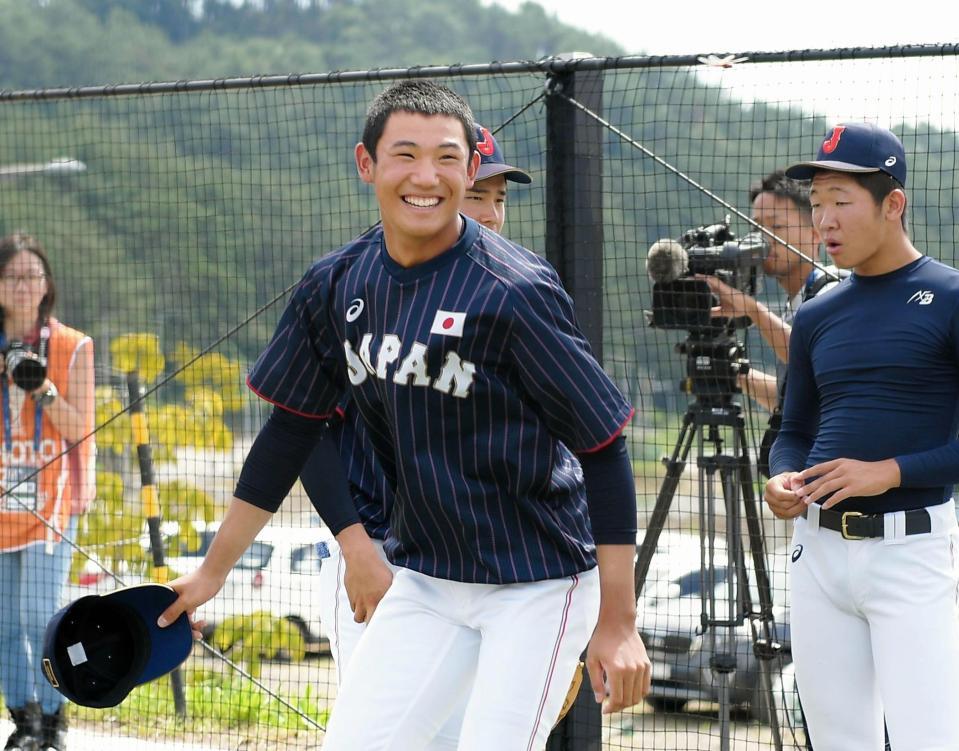 トンボを追いかけるＵ１８日本代表・奥川恭伸（星稜）＝韓国（撮影・中田匡峻）