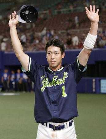 　中日に勝利し、観客の声援に応えるヤクルト・山田哲＝ナゴヤドーム