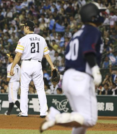 　１回、西武・森（右）に先制２ランを浴びたソフトバンク・和田＝メットライフドーム