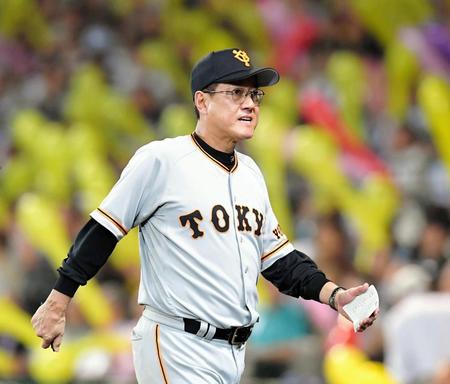 ７回表終了後、選手交代を告げベンチに戻る巨人・原辰徳監督＝甲子園（撮影・高部洋祐）