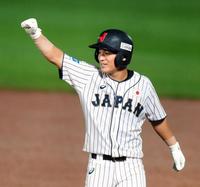 ８回、２点適時打を放ち、ベンチに向かい拳を突き上げるＵ１８日本代表・坂下翔馬（智弁学園）＝韓国（撮影・中田匡峻）