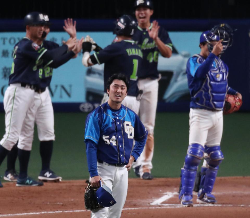 　１０回、ヤクルト・山田哲に勝ち越し３ランを浴びた藤嶋は悔しそうな表情を見せる