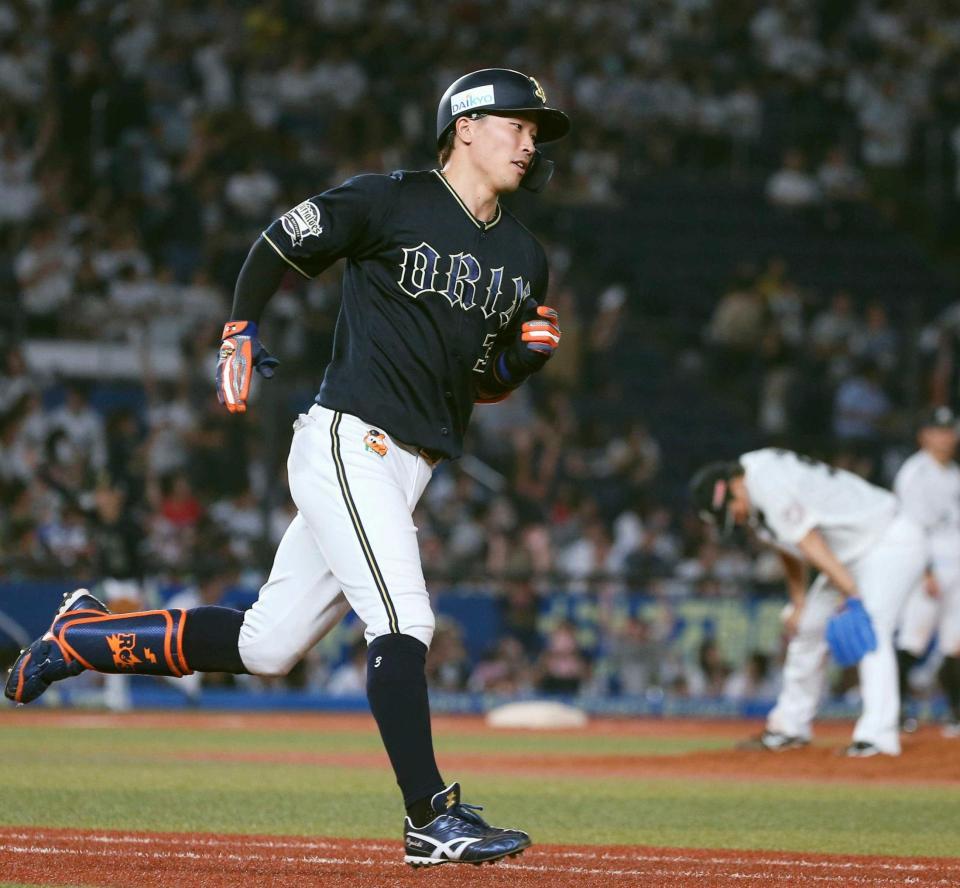 　９回、決勝本塁打を放ち一塁に向かう安達。右は打たれた益田