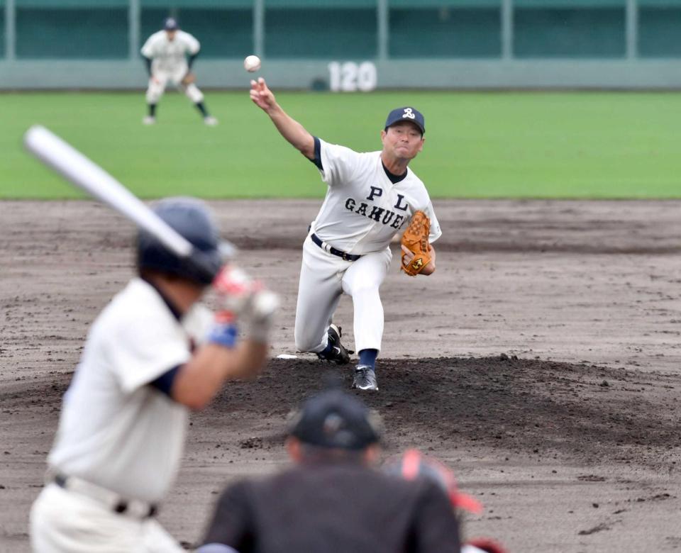 　先発のマウンドに立つＰＬ学園の桑田氏（撮影・佐藤厚）