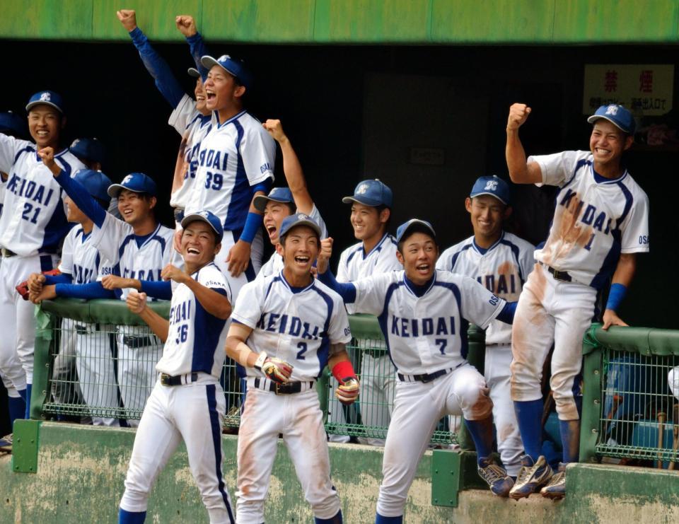 　８回、代打・川口の勝ち越し打に盛り上がる大経大ベンチ（撮影・永井優花）