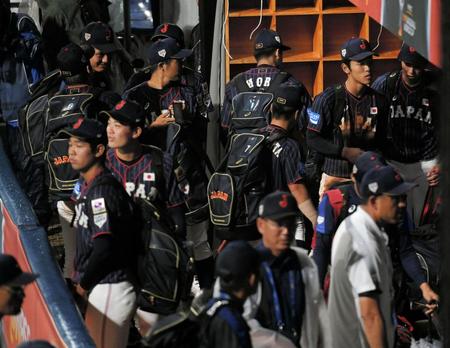 　台湾に降雨コールド負けを喫し、引き揚げるＵ１８日本代表ナイン（撮影・中田匡峻）
