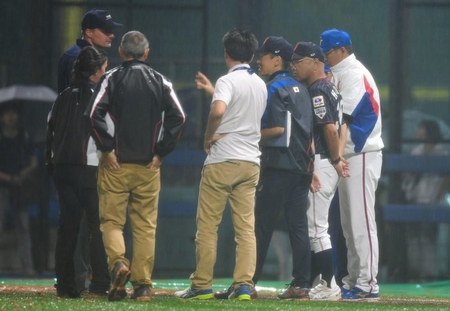 　審判の説明を聞くＵ１８日本代表・永田監督（撮影・中田匡峻）